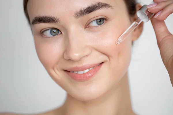 انواع سرمهای پوستی و کاربرد آنها – راهنمای کامل مراقبت از پوست